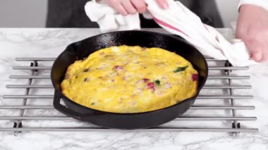 Fırınlanmış ıspanak ve jambonlu frittata dökme demir tavada..