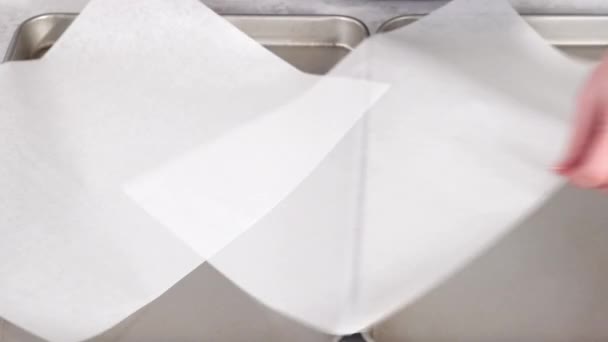 一歩ずつ 白い羊皮紙で空のベーキングシート — ストック動画