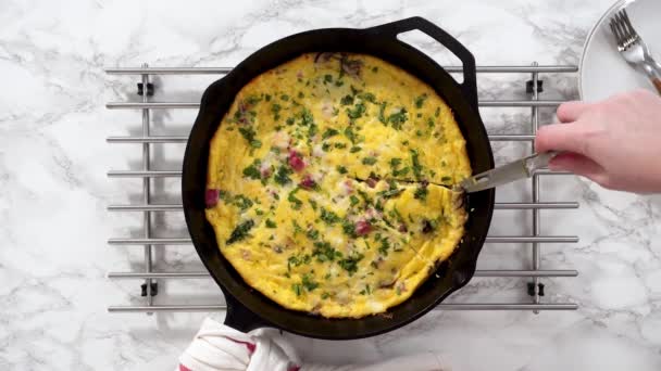 Flat Lay Slicing Freshly Baked Spinach Ham Frittata Cast Iron — Wideo stockowe