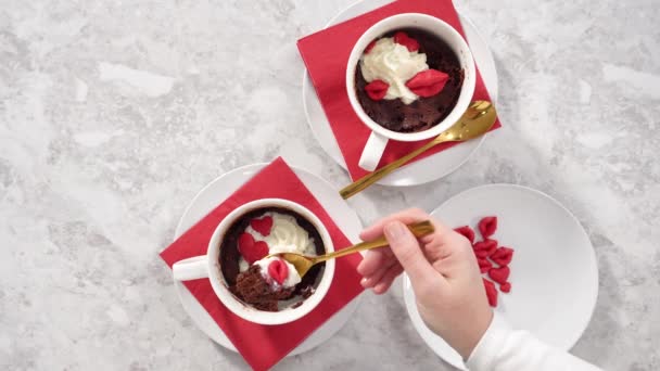 Düz Yatıyordu Adım Adım Çırpılmış Krema Çikolata Kalpler Dudaklarla Süslenmiş — Stok video