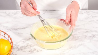 Adım adım. Limonlu kek hazırlamak için karıştırma kabındaki malzemeleri karıştırıyorum..