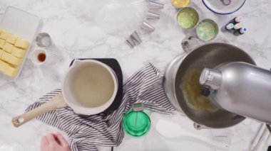 Düz yatıyordu. İtalyan tereyağlı kreması için bir tencerede karamelize şeker.