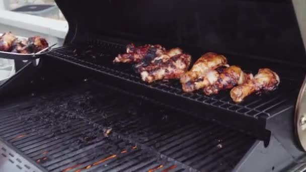 Grilling Bbq Chicken Drumsticks Outdoor Gas Grill — Stock Video