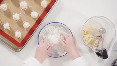 Düz yatıyordu. Hindistan cevizli kurabiye pişirmek için kurabiye hamurunu kabartmak..