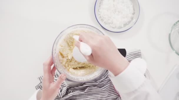Flach Lag Zutaten Einer Küchenmaschine Mischen Hausgemachte Kokosplätzchen Zuzubereiten — Stockvideo