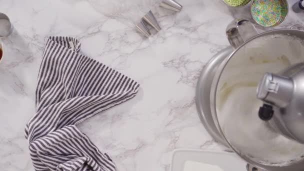 Pose Plate Préparation Glaçage Crème Beurre Italienne Dans Mélangeur Cuisine — Video