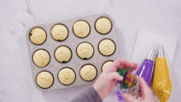 Plat Gelegd Stap Voor Stap Frosting Vanille Cupcakes Met Italiaanse — Stockvideo