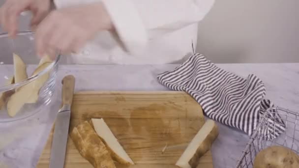 Zaman Aşımı Adım Adım Fırında Pişirmek Için Zeytinyağı Baharatla Patates — Stok video