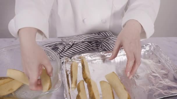 Крок Кроком Готуємо Російську Картоплю Клинах Оливковою Олією Спеціями Запікання — стокове відео