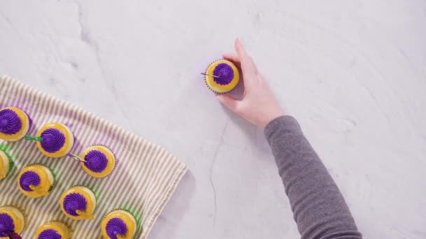 Flat Lay Mardi Gras Vanilla Cupcakes Foil Cupcake Cups Decorated — Stock Video