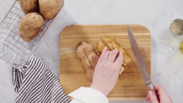 Plat Gelegd Stap Voor Stap Aardappelen Partjes Snijden Met Olijfolie — Stockvideo