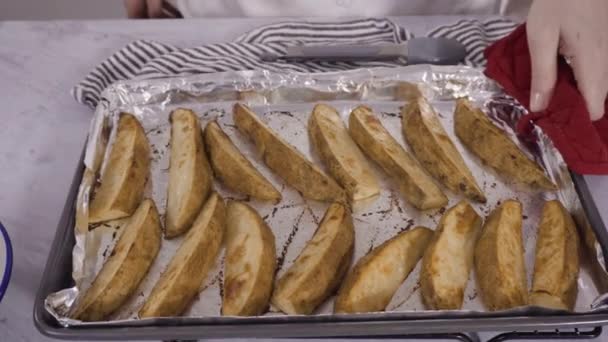 Nybakade Potatisklyftor Med Kryddor Vit Serveringsbricka — Stockvideo