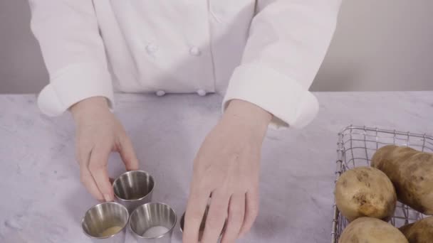 Paso Paso Ingredientes Mostrador Para Preparar Cuñas Patata Con Especias — Vídeo de stock