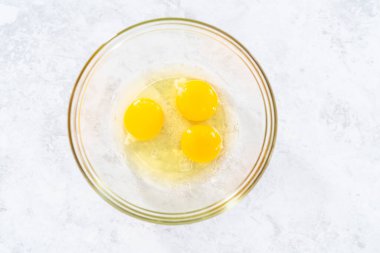 Fünyeli kek pişirmek için karıştırma kabındaki malzemeleri karıştırıyorum..