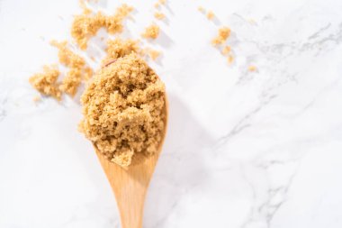 Açık kahverengi şeker mermer tezgahın üstünde.