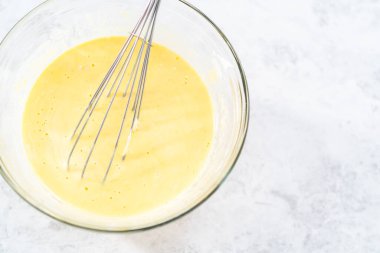 Manzarayı kapat. Manzarayı kapat. Fünyeli kek pişirmek için karıştırma kabındaki malzemeleri karıştırıyorum..