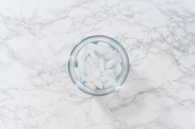 Soğuk su ve buz dolu cam bir kasede haşlanmış yumurta soğutmak..