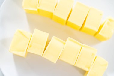 Kadehleri karıştırıp 4 Temmuz 'da çikolatalı pasta pişirmek için..