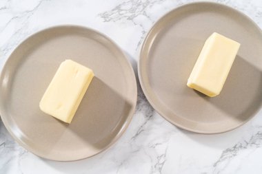 Küçük tabaklarda tuzsuz tereyağı çubukları.