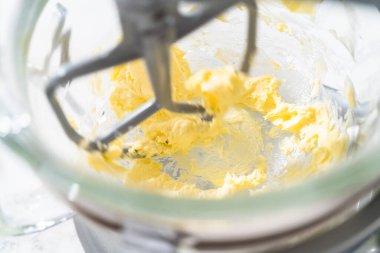 Yumuşak yulaflı kuru üzümlü cevizli kurabiyeler pişirmek için mutfak tezgahında karışımlar hazırlıyorum..