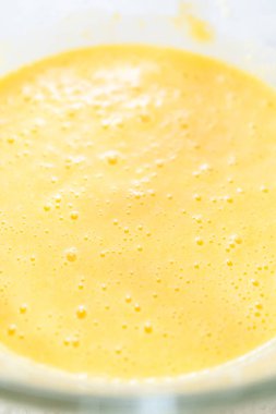 Manzarayı kapat. Fünyeli kek pişirmek için karıştırma kabındaki malzemeleri karıştırıyorum..