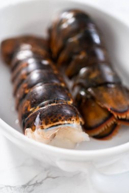 Sarımsaklı ıstakoz kuyruğu yapmak için çiğ ıstakoz kuyruğu hazırlıyorum..