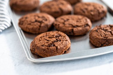 Fırında pişmiş çifte çikolatalı kurabiyeler..