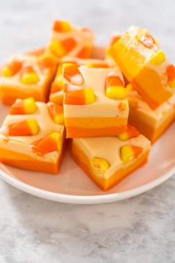 Beyaz tabakta ev yapımı mısır şekerlemesi parçaları..