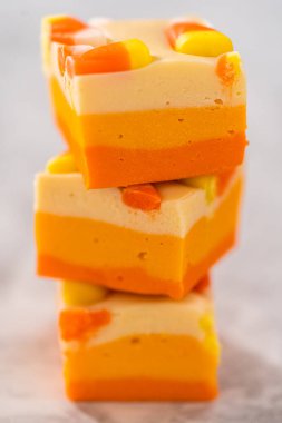 Mutfak tezgahına istiflenmiş ev yapımı mısır şekerlemesi parçaları..