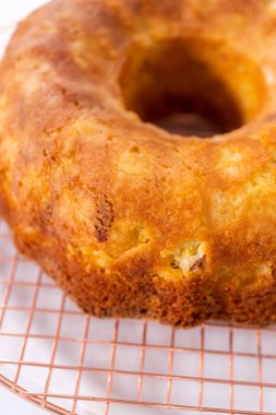 Mutfak tezgahında taze pişmiş elmalı kek..