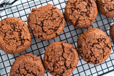 Soğutma dolabında taze pişmiş çift çikolatalı kurabiye..