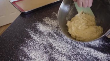 Adım adım. Konut mutfağında ekşi ekmek pişirmek.
