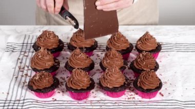 Adım adım. Çikolatalı keklerin üstüne çikolata parçacıklı ganache süslemesi..