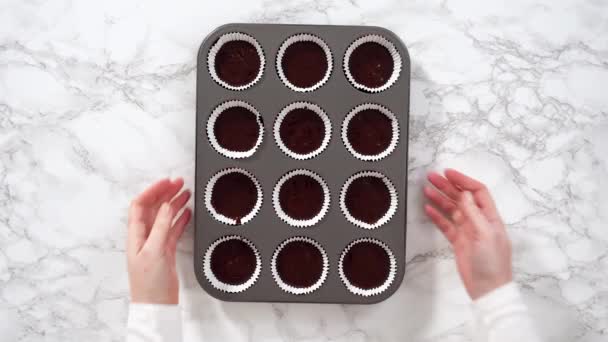Berbaringlah Memanggang Kue Coklat Scooping Chocolate Cupcake Adonan Dalam Panci — Stok Video