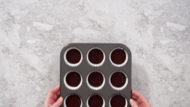 Leżeć Płasko Zbieranie Czekoladowego Ciasta Babeczkowego Wkładek Babeczkowych — Wideo stockowe