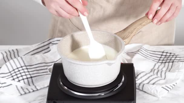 時間の経過 小さな鍋にチョコレートガナッシュを準備 — ストック動画