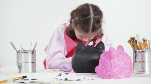 Klein Meisje Schilderen Ambachtelijke Pompoen Met Acryl Verf Voor Halloween — Stockvideo