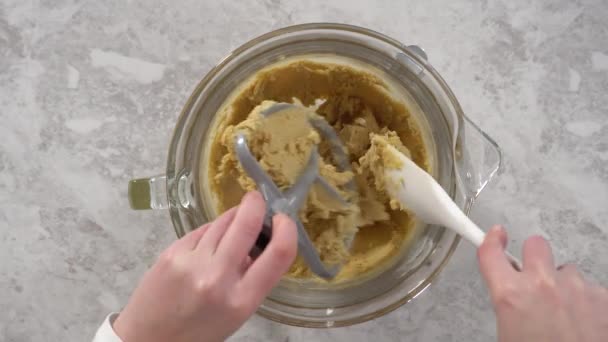 Leżeć Płasko Mieszanie Składników Stojącym Mikserze Kuchennym Przygotowania Ciasteczek Czekoladowych — Wideo stockowe
