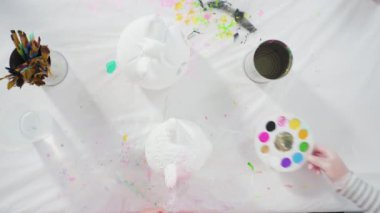 Düz yatıyordu. Cadılar Bayramı için akrilik boyalı balkabağı boyama.