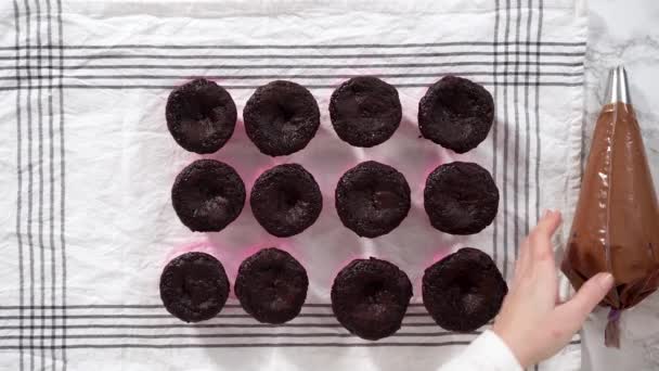 Pose Plate Piping Chocolat Ganache Glaçage Sur Dessus Cupcakes Chocolat — Video