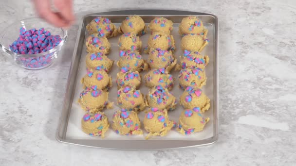 유니콘 초콜릿 쿠키를 반죽으로 반죽을 튀기는 — 비디오