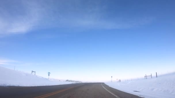 Conducir Por Una Carretera Rural Los Suburbios Estadounidenses Mañana Invierno — Vídeos de Stock