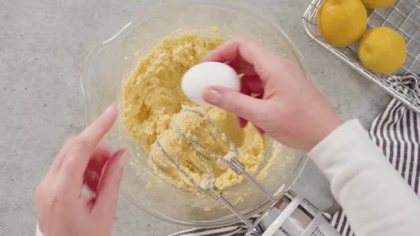 平置きだ レモンポンドケーキを焼くためにガラス混合ボウルの成分 — ストック動画