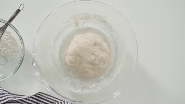 Leżeć Płasko Składniki Mieszające Szklanej Misce Mieszania Chleba Płaskiego Domowej — Wideo stockowe