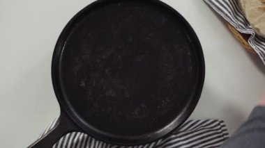 Düz yatıyordu. Dökme demir tavada ev yapımı ekmek hazırlıyorum..