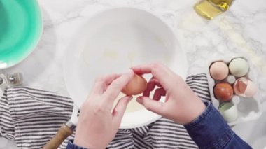 Düz yatıyordu. Beyaz tavada taze yumurta kızartıyorlar..