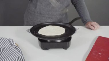 Dökme demir tavada ev yapımı ekmek hazırlıyorum..
