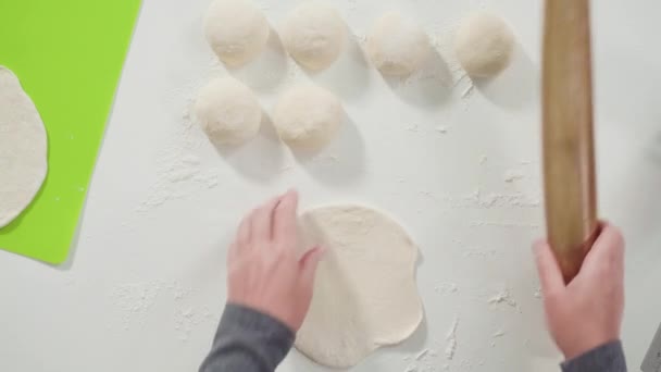 平躺在床上面包面团 用法式滚针做自制扁平面包 — 图库视频影像