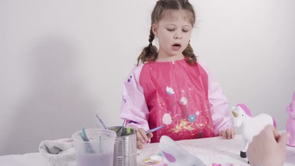 Κοριτσάκι Ζωγραφική Χαρτί Mache Ειδώλια Ακρυλικό Χρώμα Για Έργο Homeschooling — Αρχείο Βίντεο