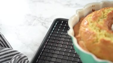 Adım adım. Taze fırınlanmış limonlu kek..